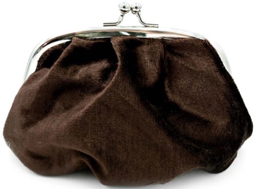 Ein braune Stoffmünzbeutel mit Metallverschluss, leicht zusammengedrückt. Die Tasche wirkt weich und ist oben geschlossen.