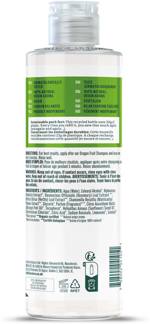 En tydlig flaska med grön och vit etikett, innehållande en hårvårdsprodukt, med instruktioner och ingredienser listade.
