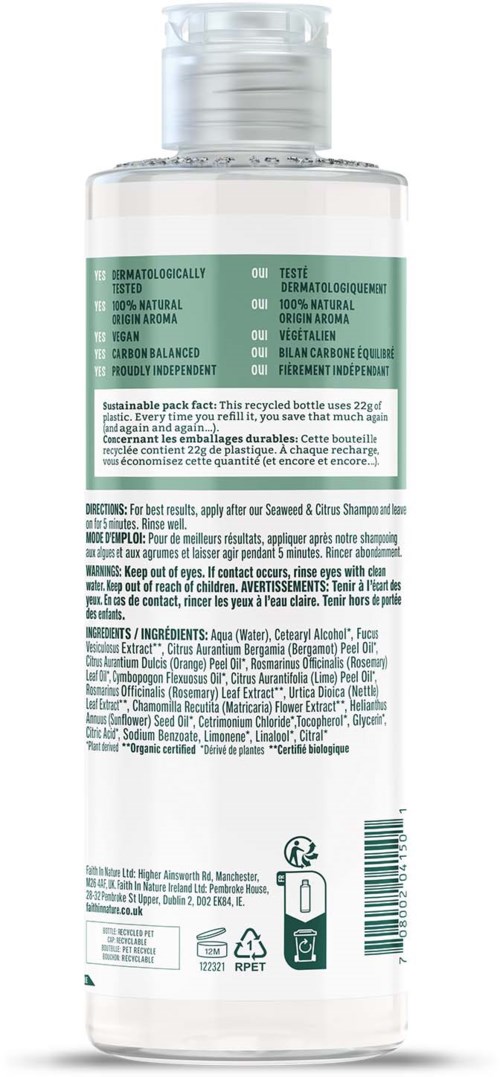 En genomskinlig flaska med vit lock, innehållande vätska, och en etikett med grön, svart och vitt text.