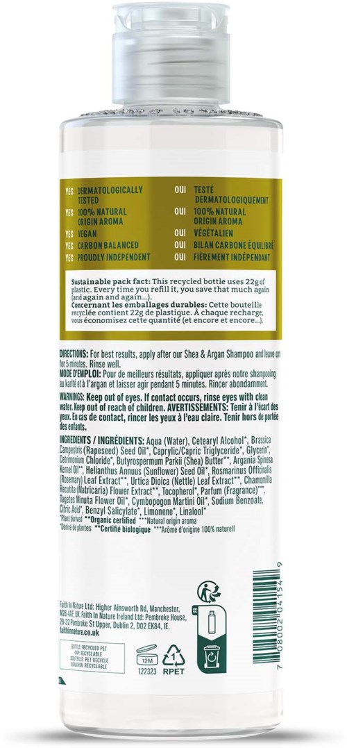 En klar flaska med en etikett som visar att det är ett naturligt, dermatologiskt testat schampo med ingredienser som aloe och argan.