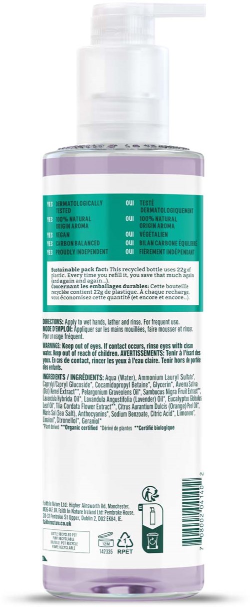 En klar, lila-tintad flaska med pump visar en etikett med ingredienser och streckkod på baksidan.