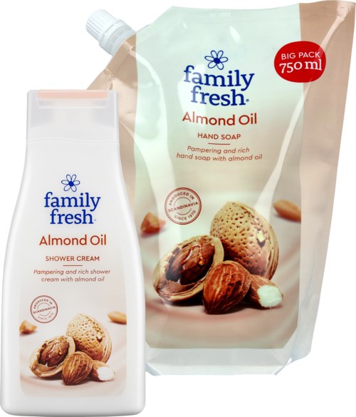 Suuri täyttöpakka ja pienempi pullo Family Freshin manteliöljyllä varustettua käsisaippuaa ja suihkuvoidetta.