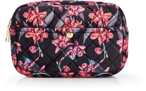 En rektangulær taske med blomsterprint af pink- og lilla blomster på sort baggrund.