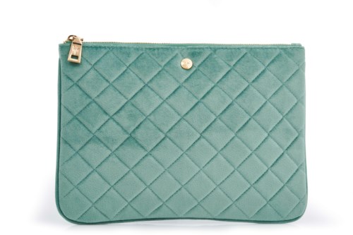 En marinblå quiltad clutch med guldzipper och knapp. Den har en enkel, elegant design.