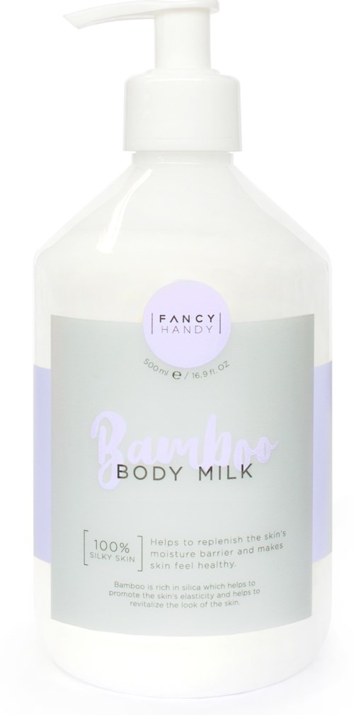 En vit flaska med pump innehåller Fancy Handy Body Milk för att återfukta huden.