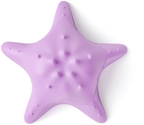 En lila stjärnformad plush med knölar och gropar, som liknar en sjöstjärna, på en vit bakgrund.