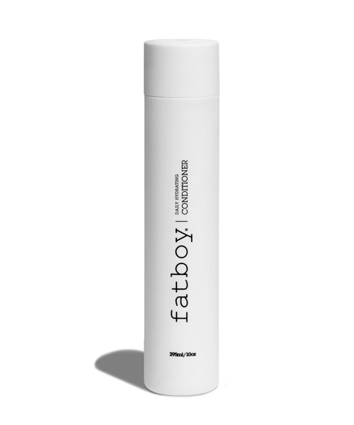 En vit flaska med fatboy hårbalsam, 250 ml storlek, står upprätt med ett skugg.