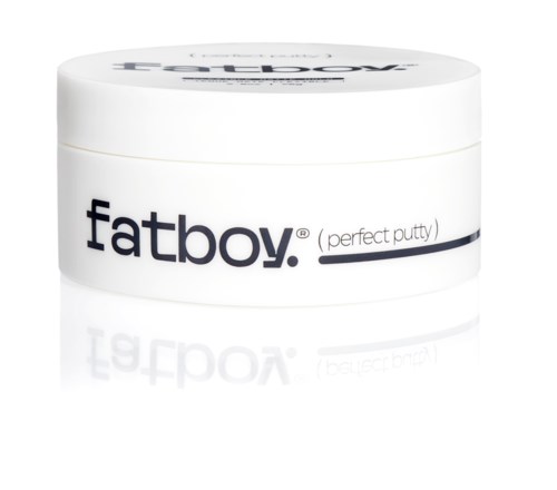 Pyöreä valkoinen rasia, jossa lukee 'Fatboy (perfect putty)', tarkoitettu ihonhoitoon tai kosmetiikkaan.
