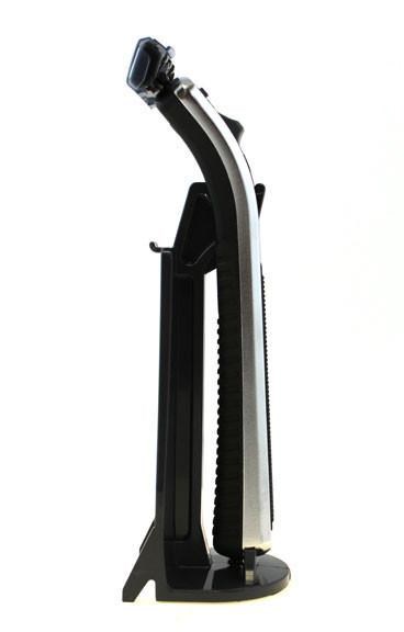 Een schoonmaakapparaat met lange steel en kleine borstelkop, staand rechtop op een ondergrond.