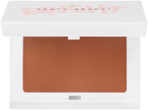 En makeuprouge i en vit förpackning med genomskinlig lock och rosa text, som visar en brunaktig rosa nyans.