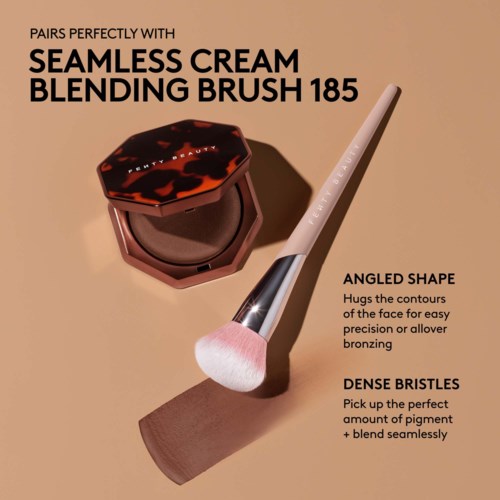 Tijgeroog-kompakt met blendingborstel en swatch van bruin make-up, gelabeld met voordelen zoals contouren en blenden.