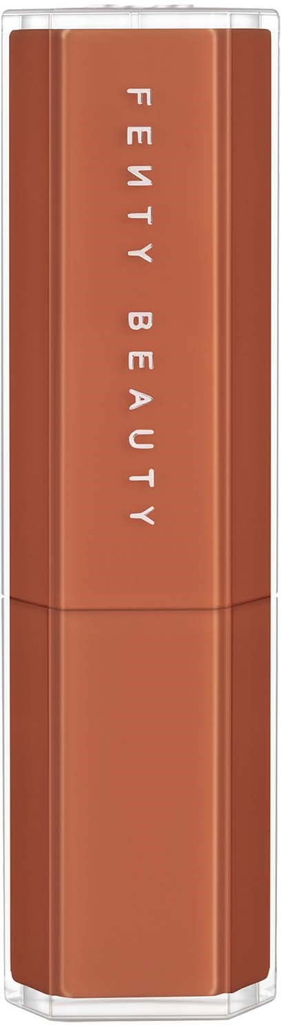 Glansigt, rektangulärt läppstiftfodral i brunt med silverkanter och texten "Fenty Beauty".