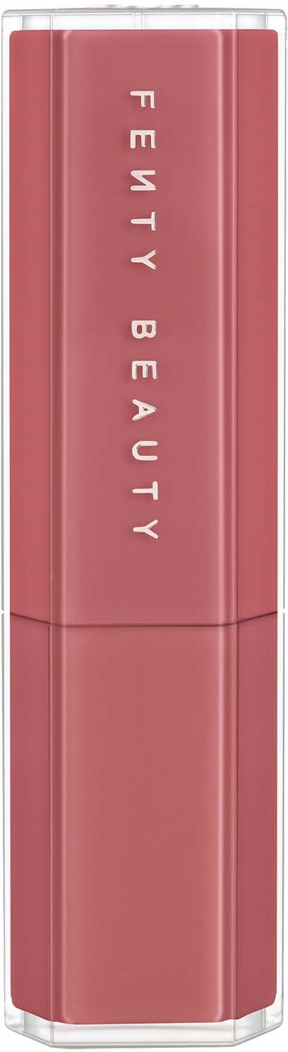 En läppstiftsrör i rosa med 'Fenty Beauty' skrivet vertikalt på den.