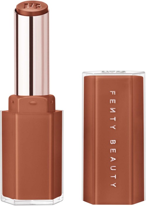 En läppstiftsrör med brunt nyans och genomskinlig kork, märkt 'Fenty Beauty' på sidan.