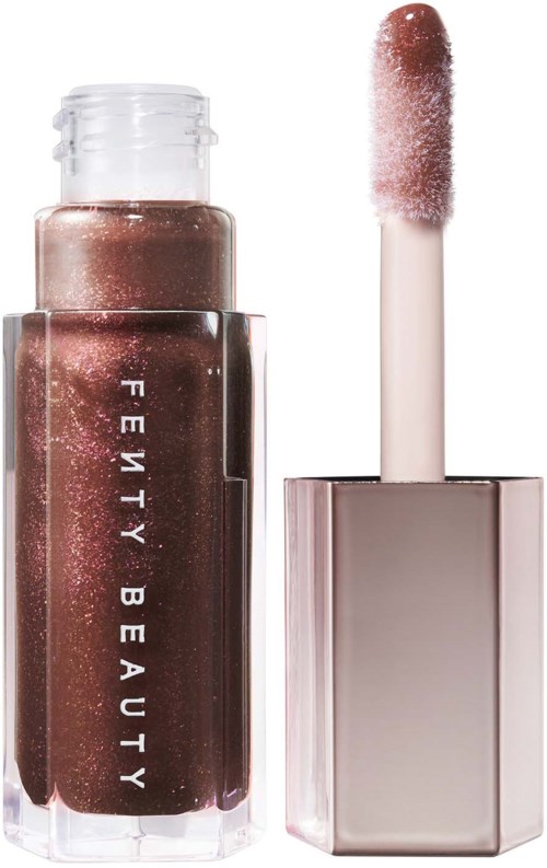 Brązowy brokatowy błyszczyk do ust z aplikatorem i przezroczystym opakowaniem, na którym jest napis "Fenty Beauty".