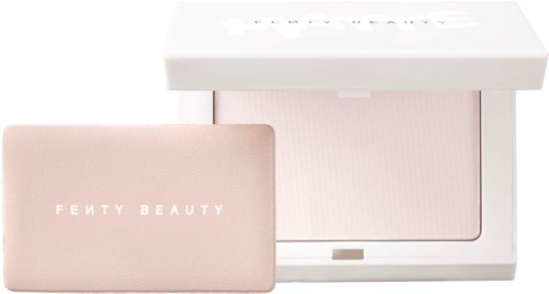 En ljusrosa Fenty Beauty-compacta med en låda bakom, förmodligen ett rouge eller highlighter. Minimal design.