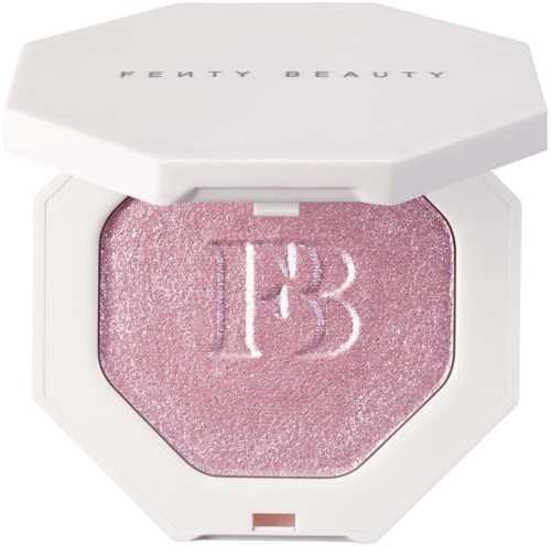 Ein pinkfarbener Lidschatten mit glitzernder Oberfläche und eingedruckten Buchstaben 'FB'. Fenty Beauty-Logo auf dem Deckel.