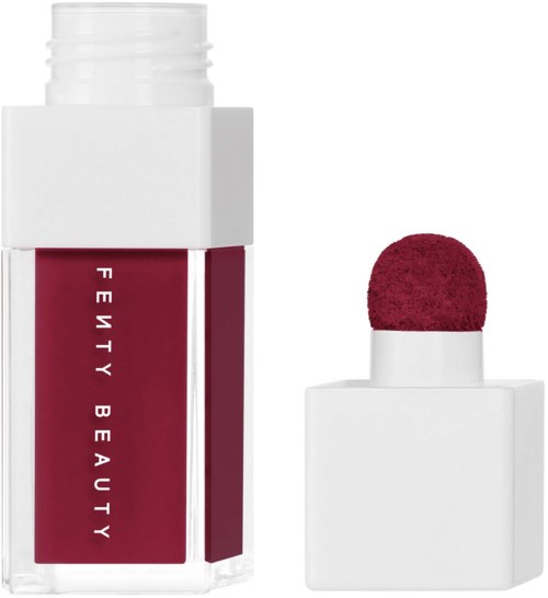 Huultostikkupullo, jossa on punainen kansi ja punainen etiketti, jossa lukee Fenty Beauty.