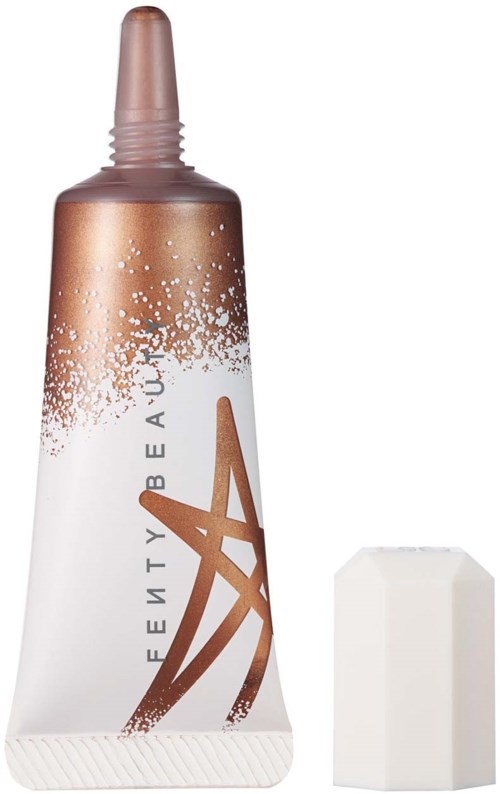 Eine Tube Make-up-Kleber mit weißem und bronzefarbenem Design, inklusive weißem Schwämmchen.