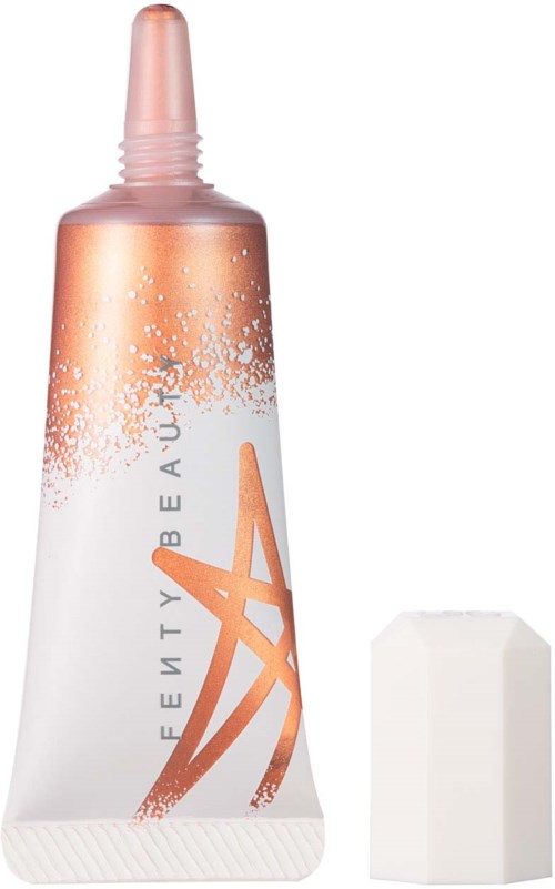 Eine Tube Kosmetik mit Schwamm, in Weiß und Kupferfarben, und ein großer weißer Make-up-Schwamm.