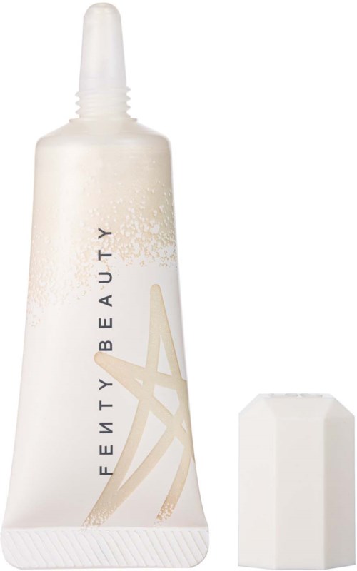 Ein weißes Beauty-Produkt-Rohr mit spitzem Verschluss und einem leeren Schwamm daneben.