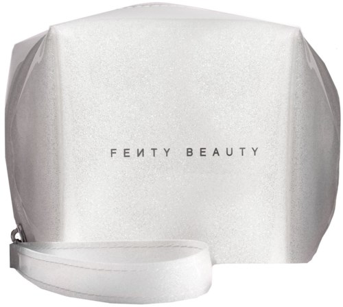 Biała kosmetyczka lub torba do makijażu z mniejszą dopasowaną torebką, obie z logo Fenty Beauty.