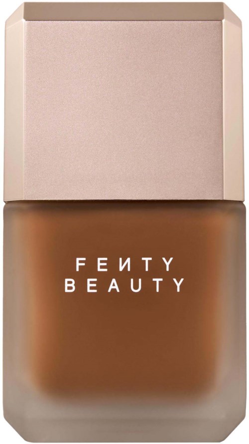 Fenty Beauty foundationflaska med beige lock och brunt flytande i glasbehållare.