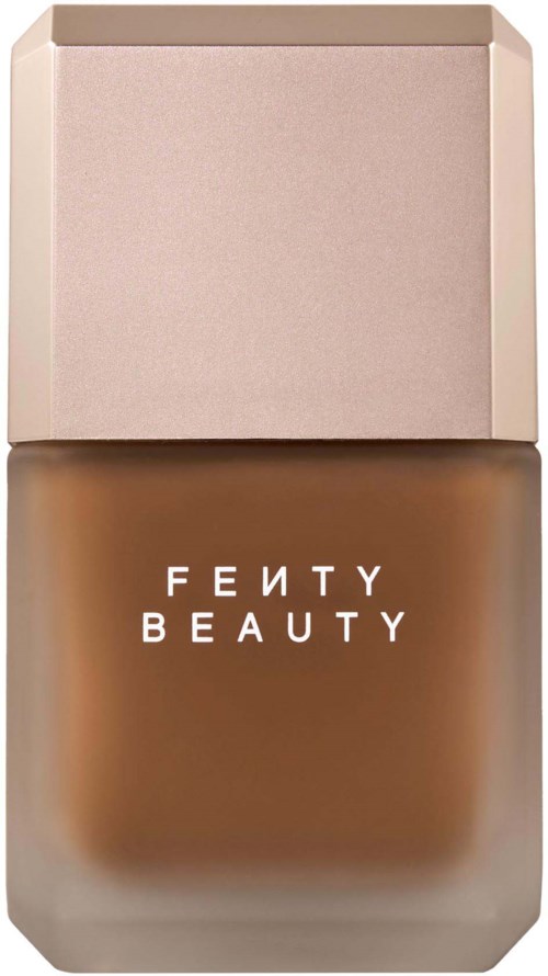 Fenty Beauty-logotyp på en brun foundationflaska med ett ljust rosa lock.