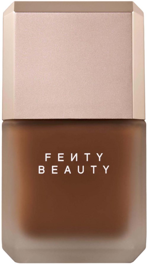 Fenty Beauty foundationflaska med ljusrosa lock och synligt brunt läge inuti.