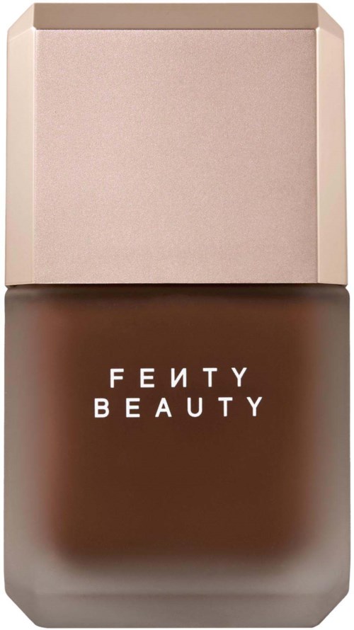 Fenty Beauty flytande foundationflaska med ljusrosa lock och mörkbrunt huvud.