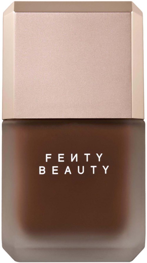 En brun Fenty Beauty-foundationsflaska med beige kork.