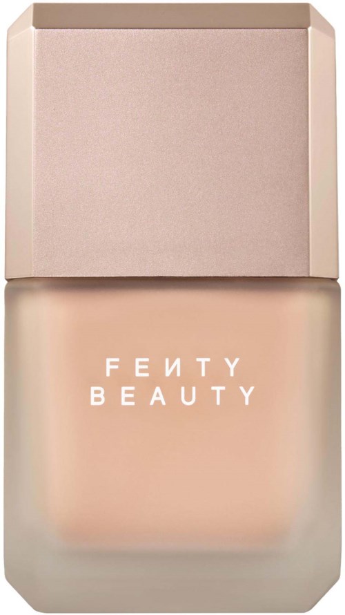 En flaska av Fenty Beauty-foundation med beige lock och en ljusrosa etikett.