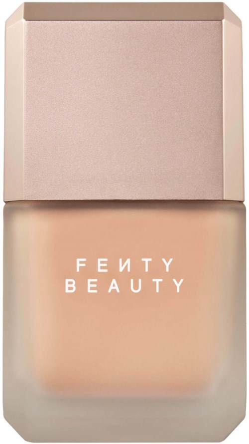 Fenty Beauty foundationflaska med beige lock och etikett. Flaskan är genomskinlig och märket är tryckt i vitt.