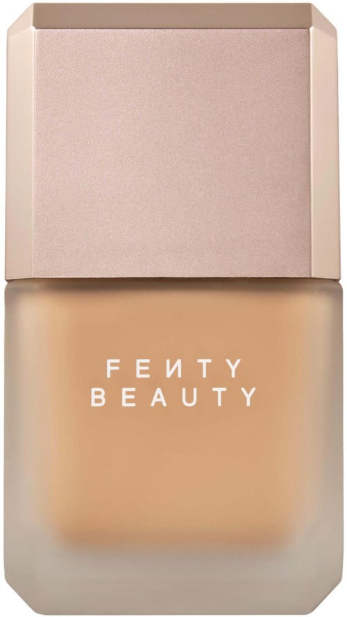 Fenty Beauty foundationflaska med rosa lock och frostad glasbehållare.