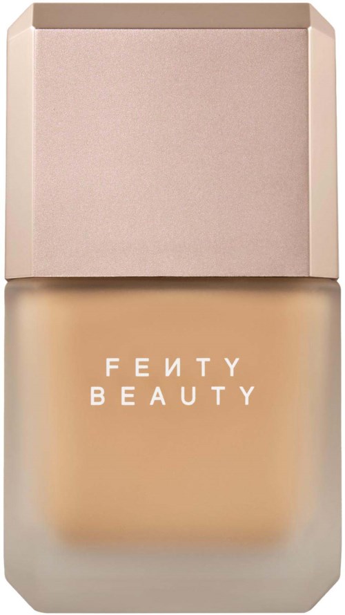 Fenty Beauty foundationflaska med beige etikett och ljusrosa lock.