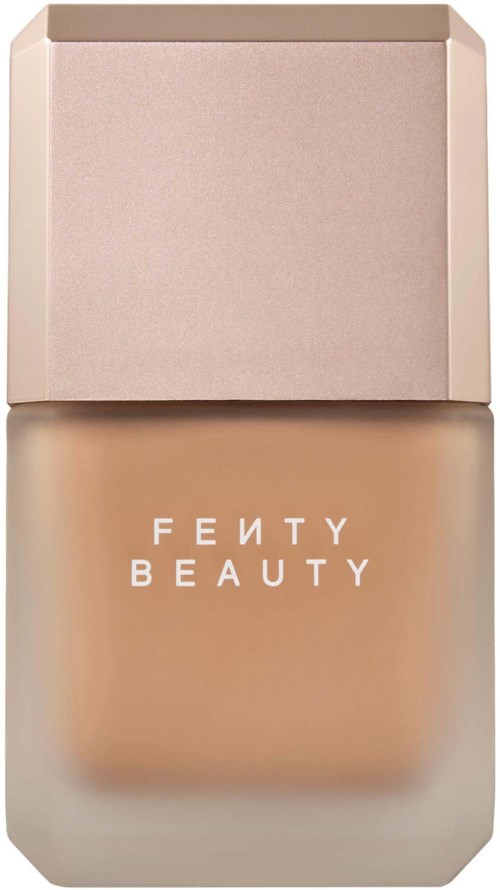 Fenty Beauty-foundationsflaska med beige lock och transparent kropp som visar produkten inuti.