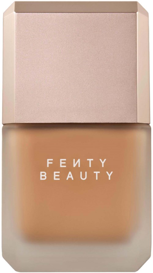 Fenty Beauty-foundationsflaska med beige lock och varumärkesnamnet i vitt.