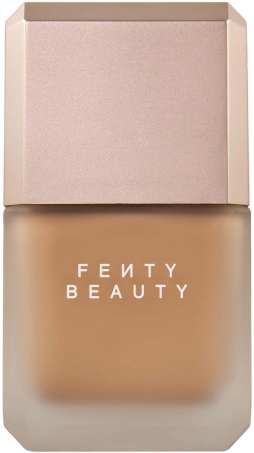 Fenty Beauty foundationflaska med ljus beige lock och klart glas som visar foundation inuti.