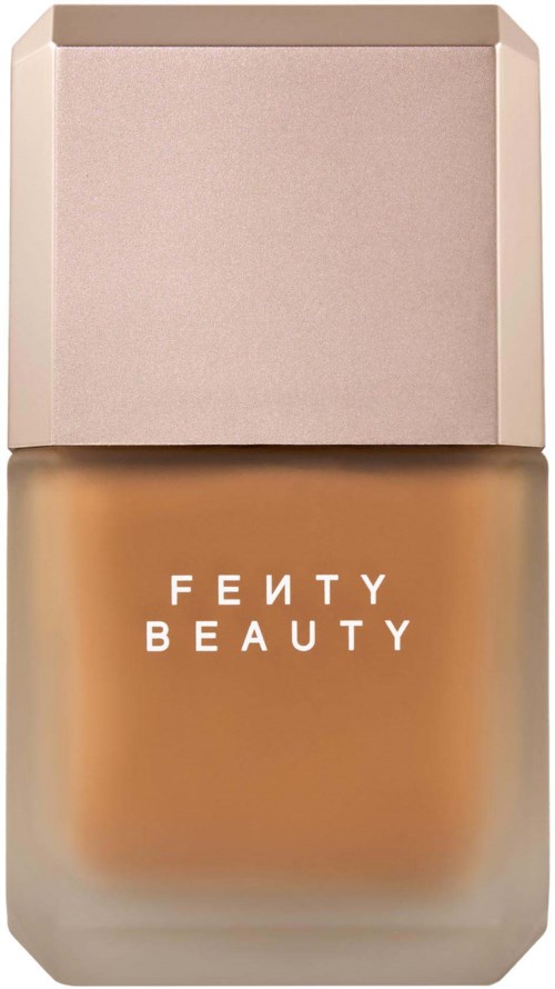 En flaska av Fenty Beauty foundation med beige lock och etikett.