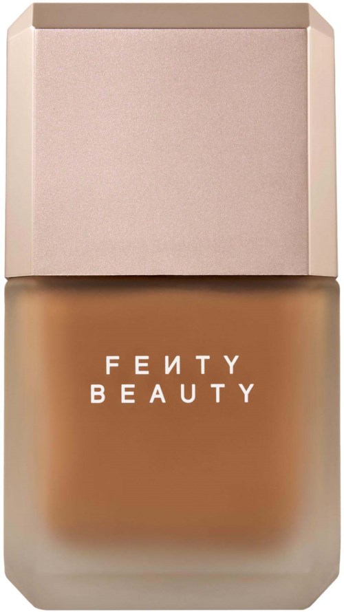 En Fenty Beauty-foundationsflaska med frostat glas och ljust rosa lock.