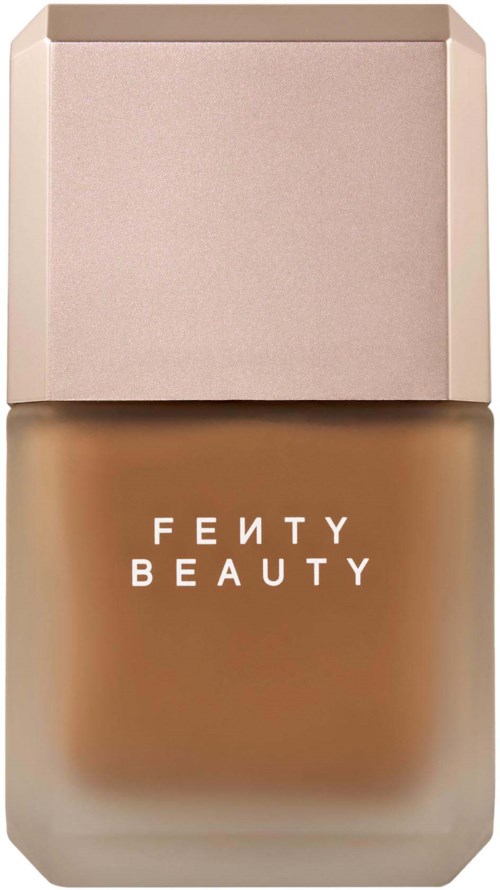 En foundationflaska med beige lock och Fenty Beauty-logotypen på framkanten.