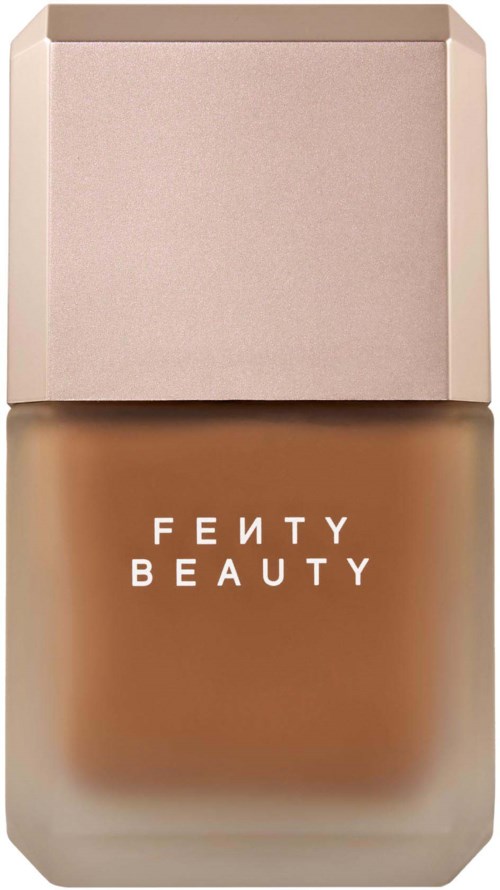 En flaska av Fenty Beauty foundation med en fyrkantig, ljus rosa kork och en frostad glasbehållare.