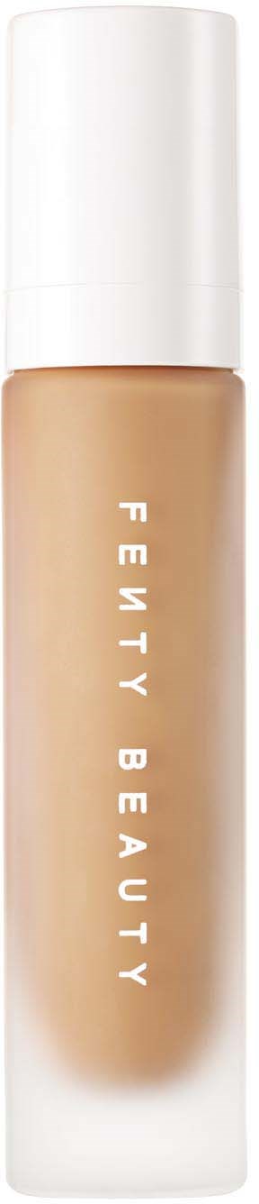Produkt Fenty Beauty w przezroczystej butelce z białą zakrętką, beżową cieczé i białym tekstem na butelce.