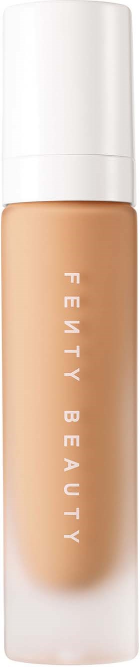 Butelka podkładu Fenty Beauty z białą nakrętką i beżowym płynem.