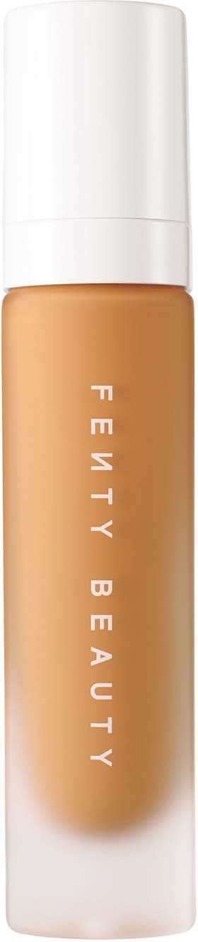 Beżowa płynna podkładka w białej butelce z białym zamknięciem, oznaczona pionowo 'Fenty Beauty'.