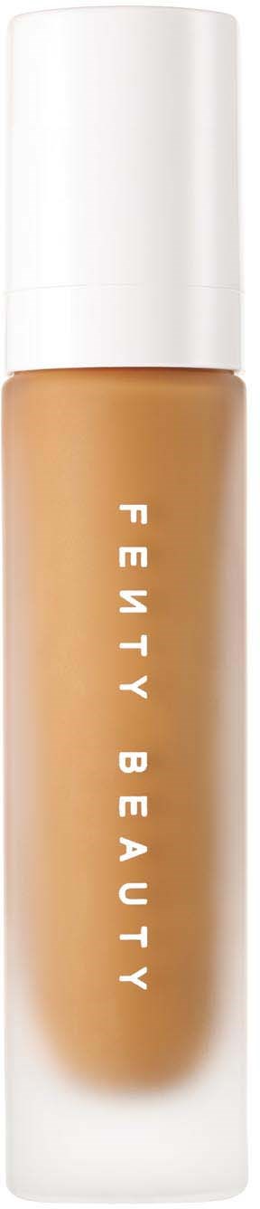 Butelka podkładu Fenty Beauty z białą nakrętką i jasnobeżową cieczą.