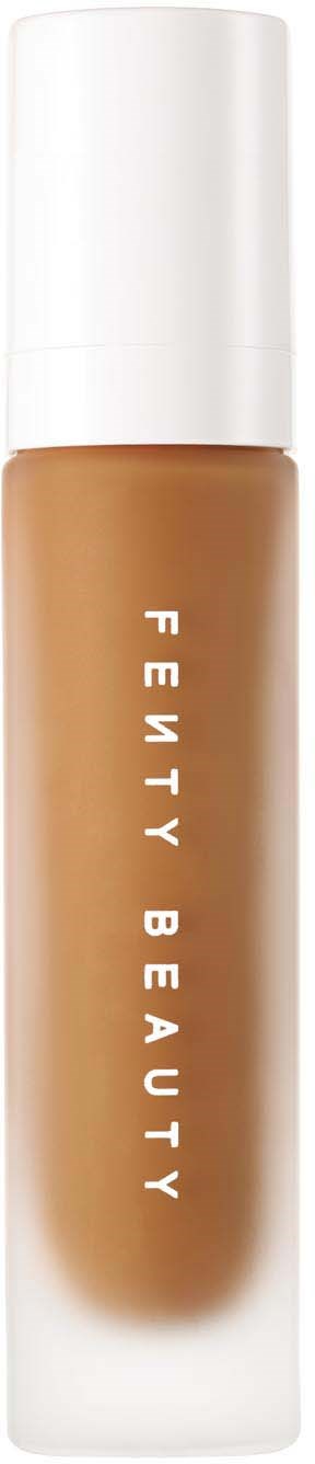 Butelka podkładu Fenty Beauty z białą nakrętką i beżową cieczą.