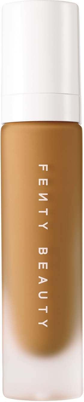 Butelka zawiera podkład Fenty Beauty z białą zakrętką i beżową cieczą.