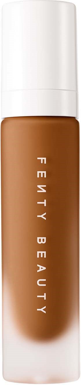 Produkt liquidowy Fenty Beauty w przejrzystej butelce z białym korkiem, z gładką brązową cieczą wewnątrz.