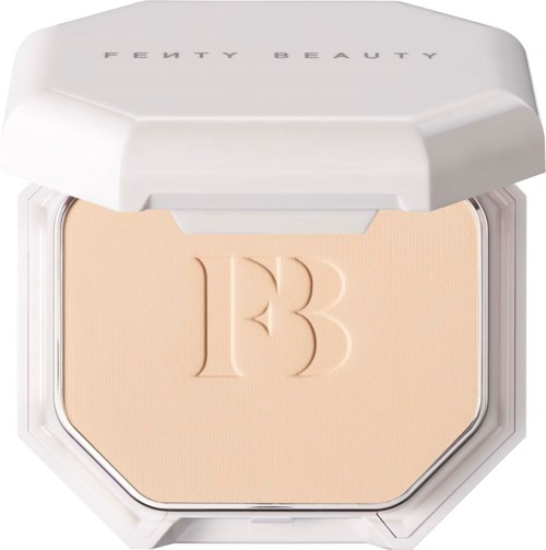 En liten burk med beige puder och på locket står Fenty Beauty.
